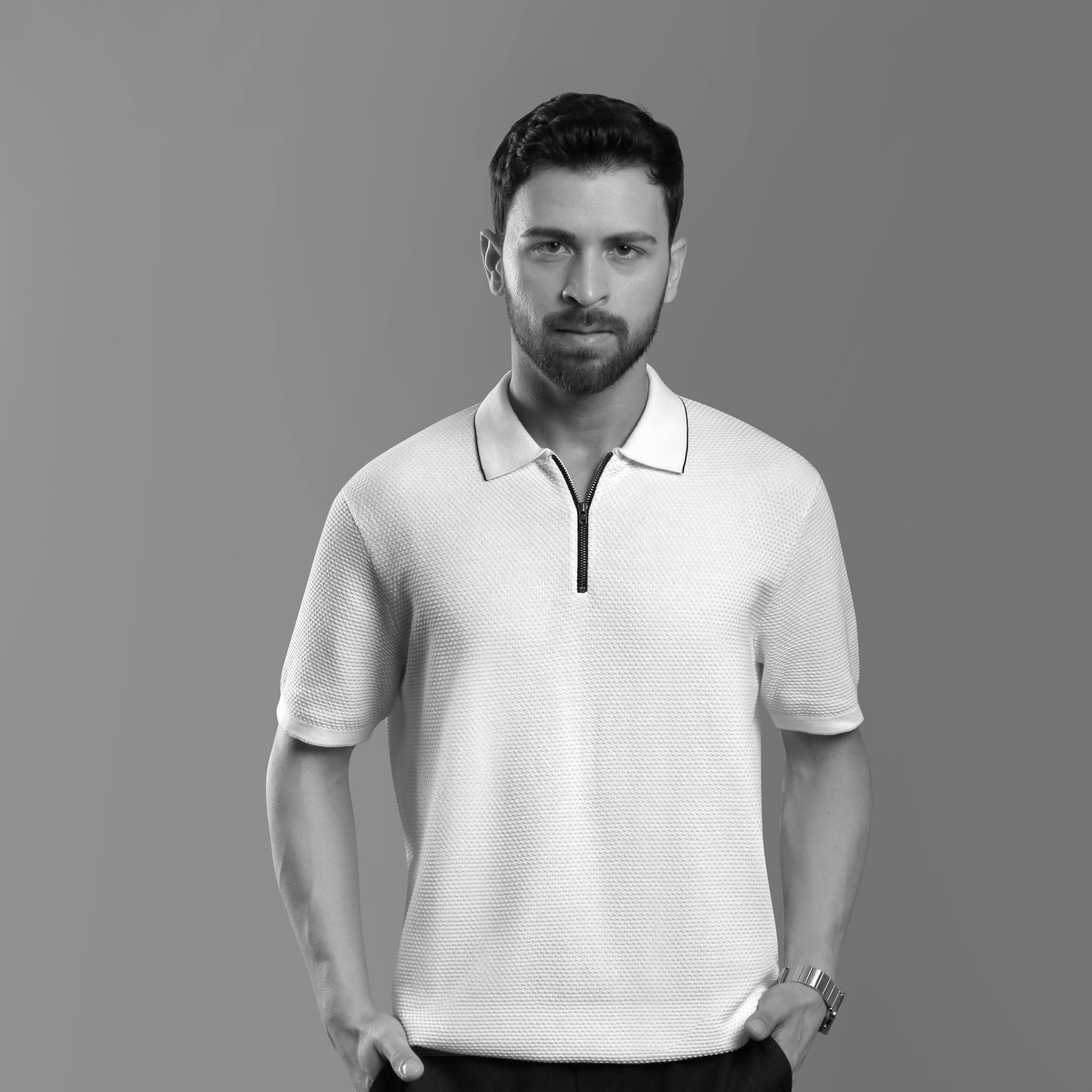 TEXTURED WHITE POLO WITH SLEEK ZIP AND CONTRAST PIPING