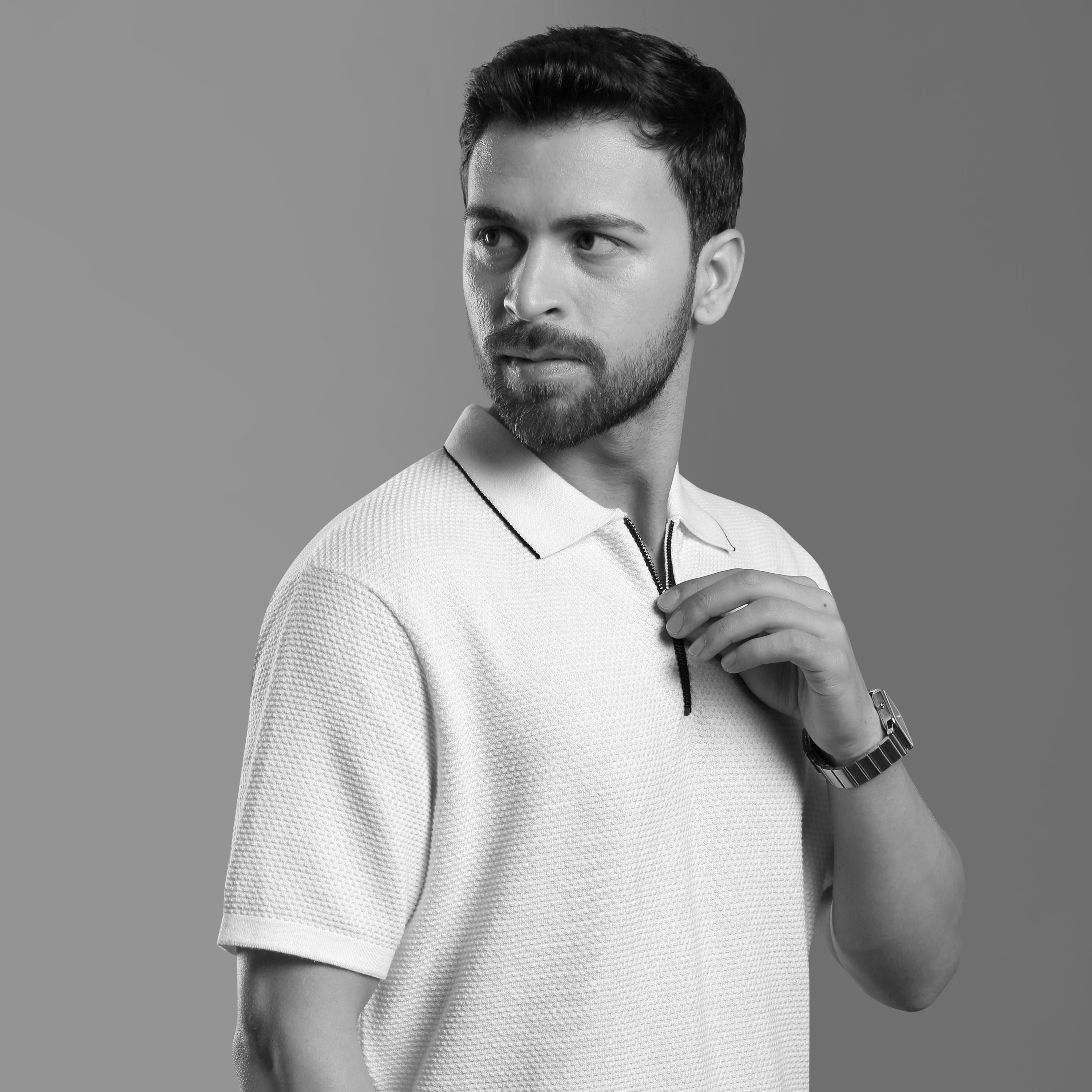 TEXTURED WHITE POLO WITH SLEEK ZIP AND CONTRAST PIPING