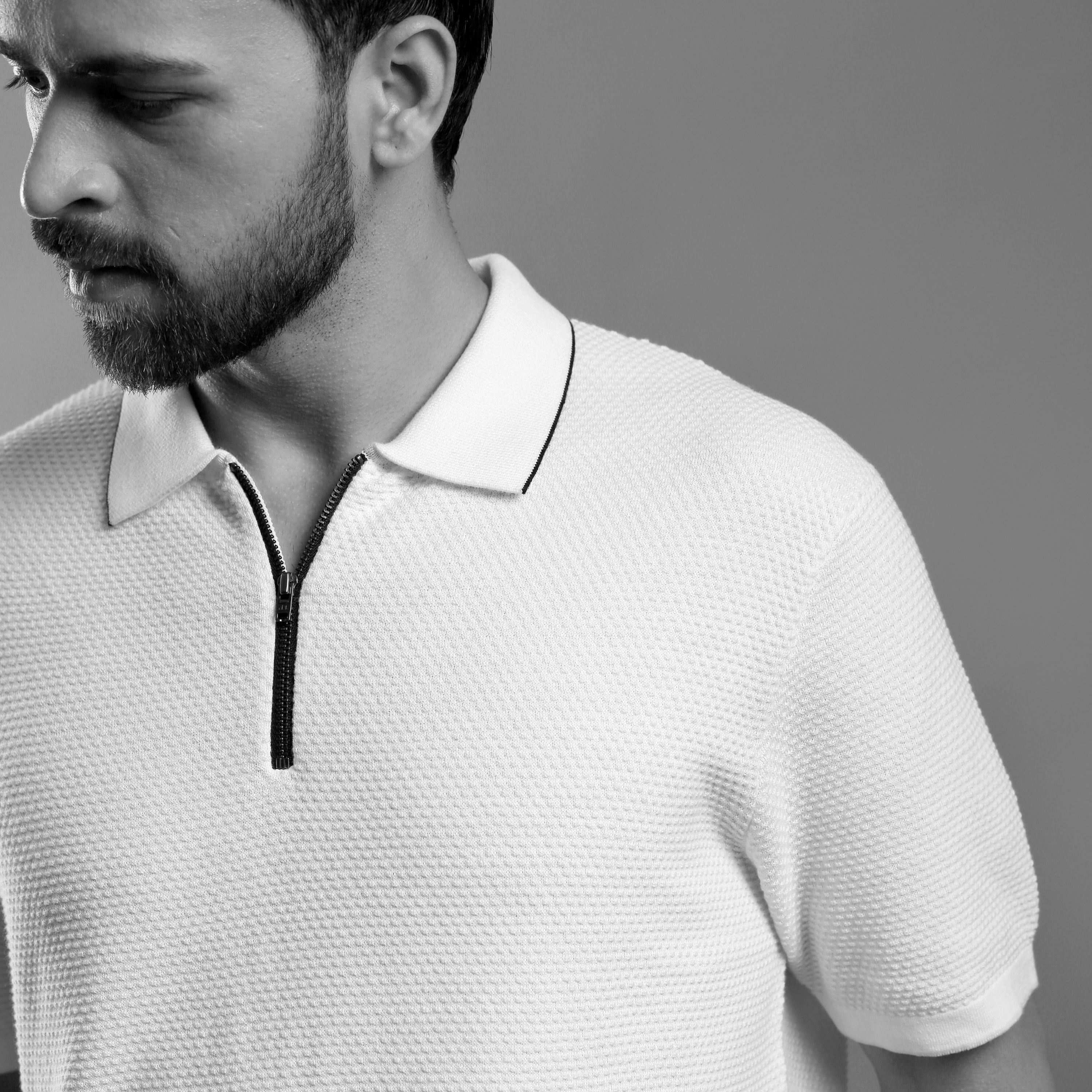 TEXTURED WHITE POLO WITH SLEEK ZIP AND CONTRAST PIPING