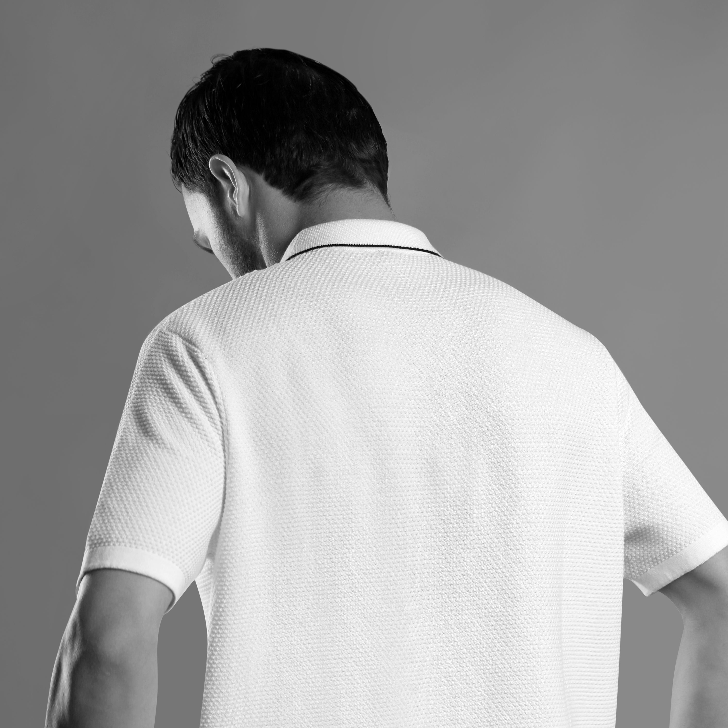TEXTURED WHITE POLO WITH SLEEK ZIP AND CONTRAST PIPING