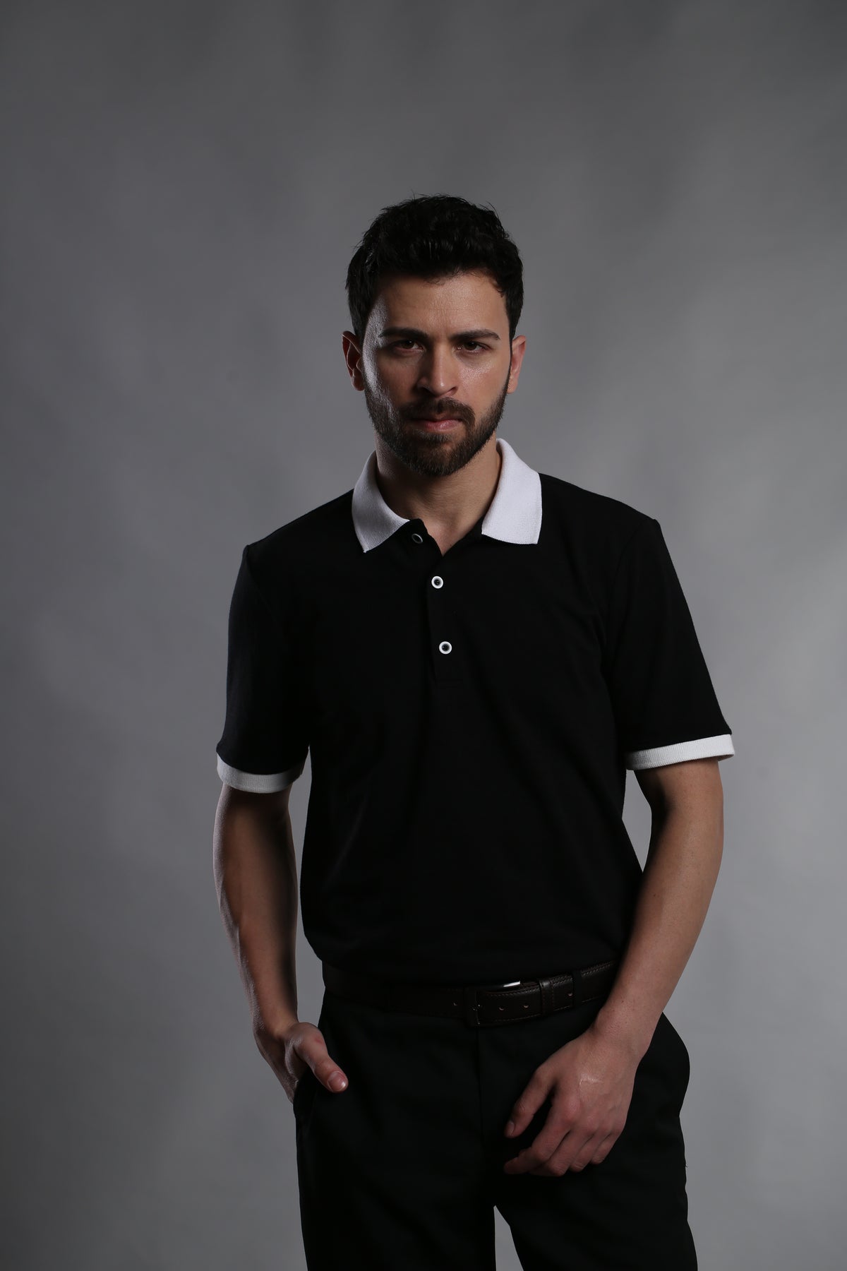 CONTRAST BUTTON PERFORMANCE SHORT-SLEEVE POLO T-SHIRT
