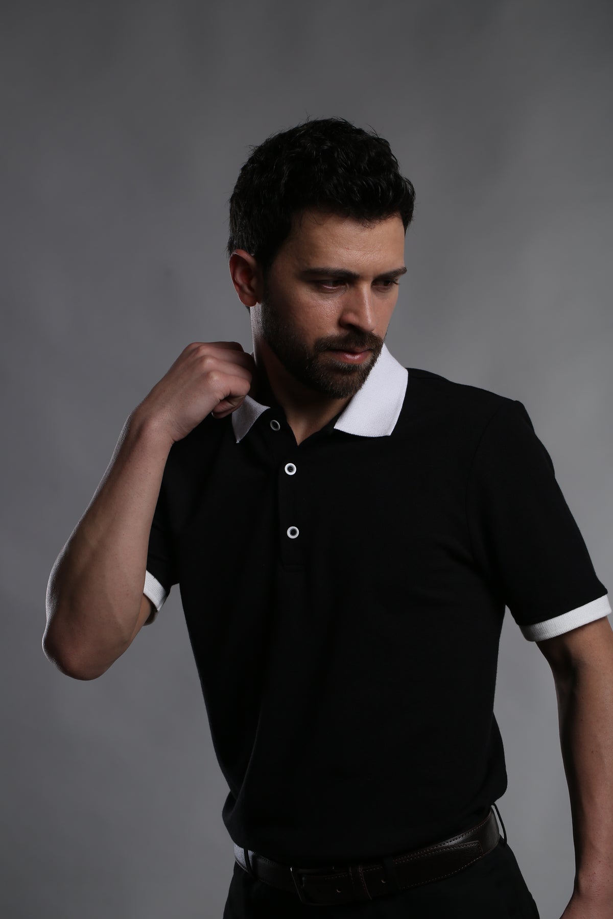 CONTRAST BUTTON PERFORMANCE SHORT-SLEEVE POLO T-SHIRT