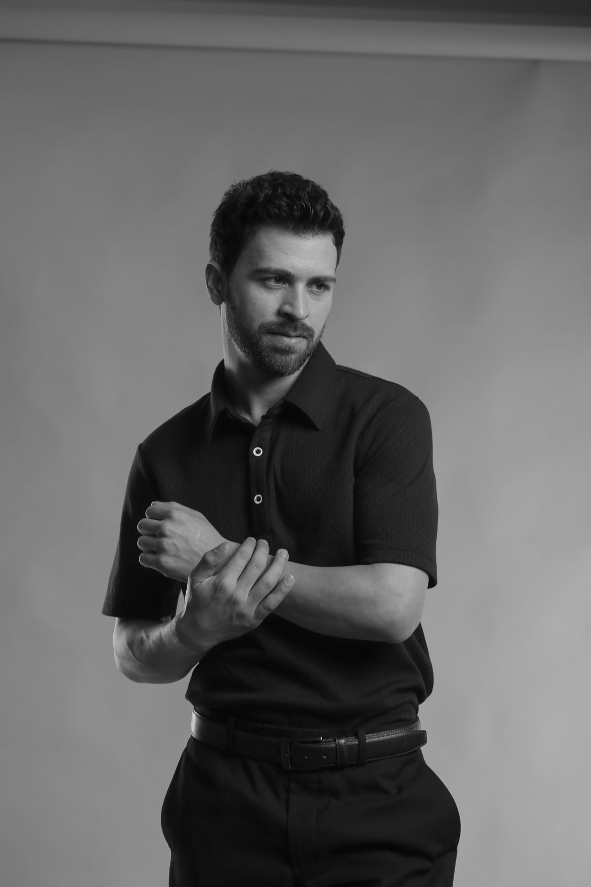 TEXTURED BLACK PERFORMANCE POLO T-SHIRT