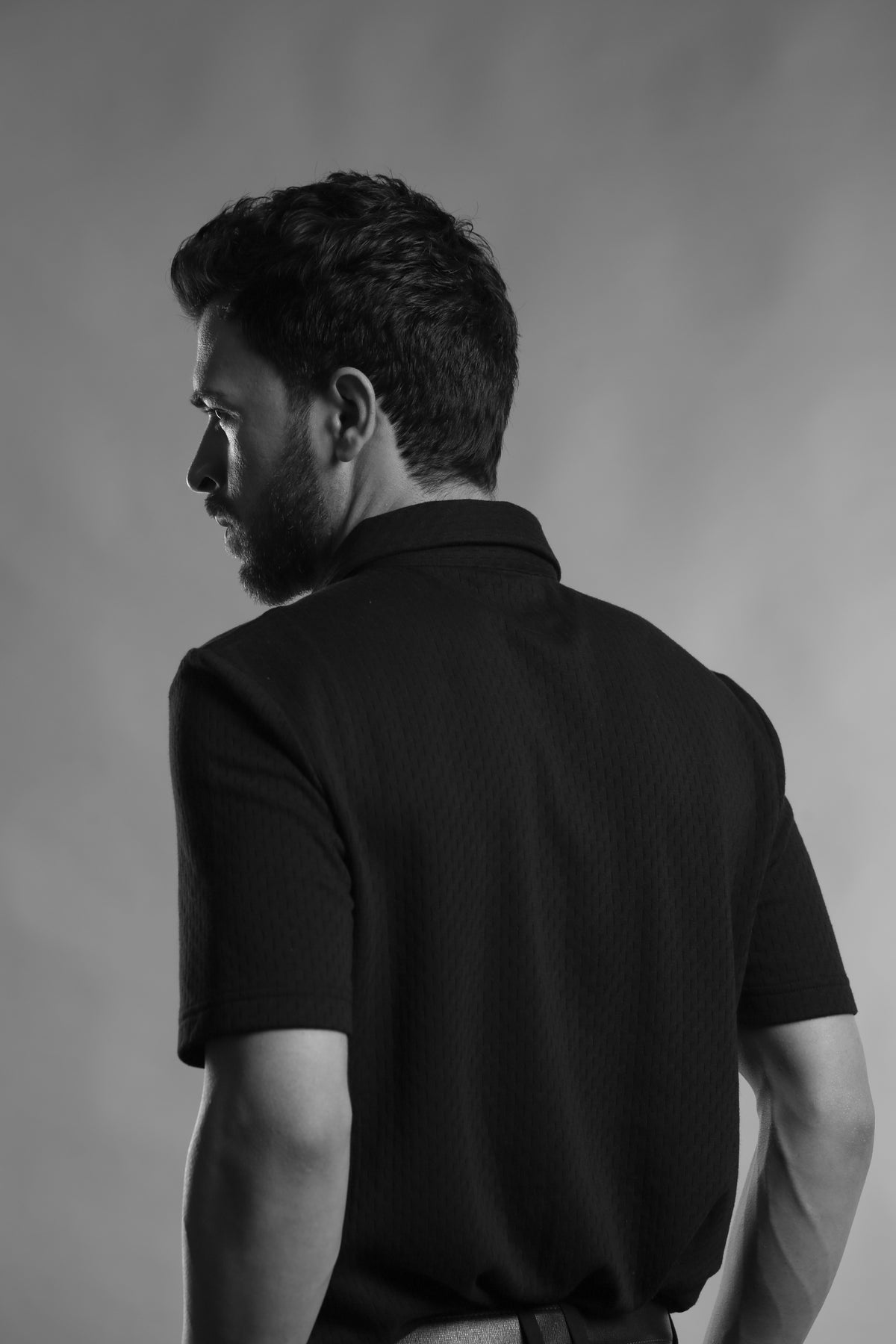TEXTURED BLACK PERFORMANCE POLO T-SHIRT