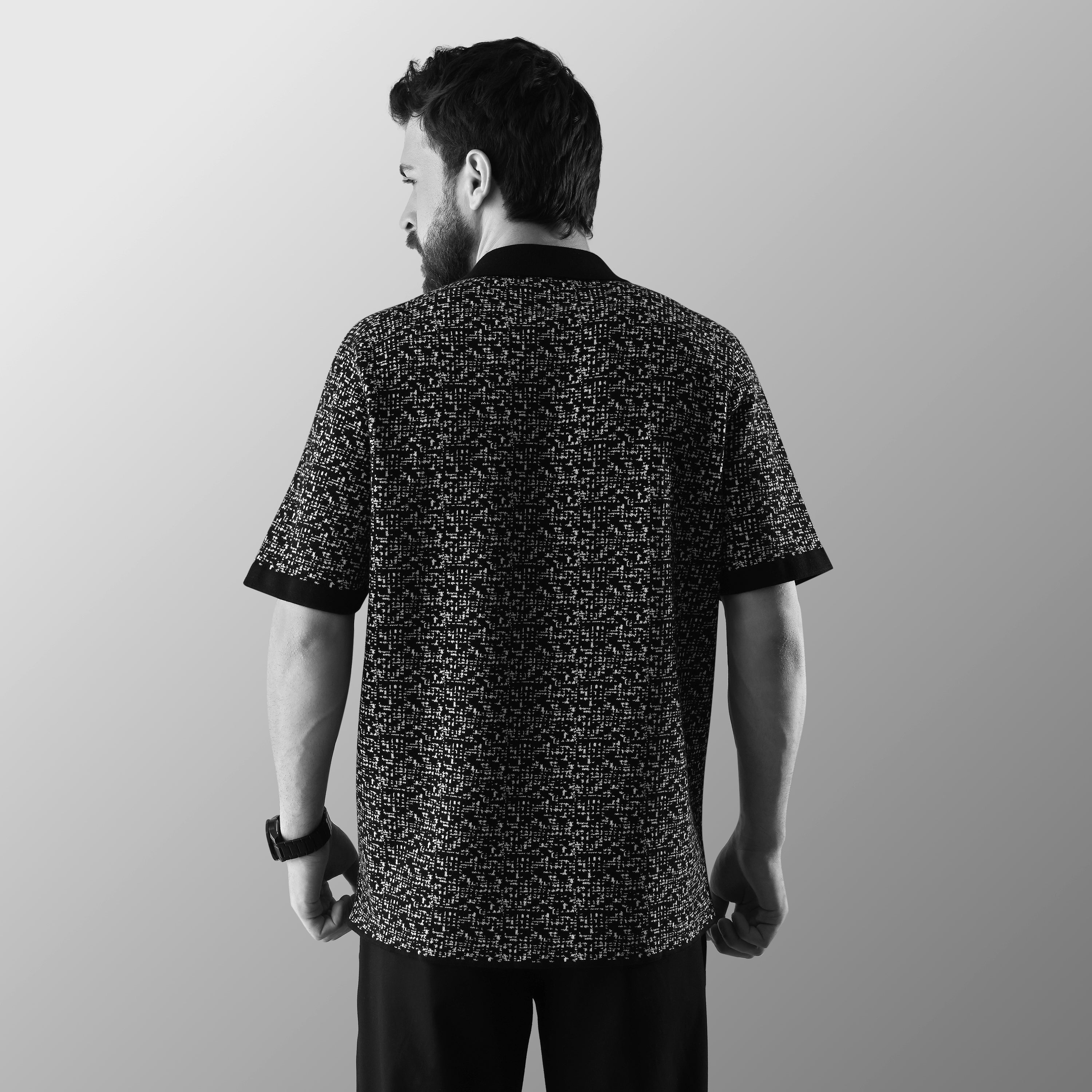 THE CHEVRON HALF-SLEEVE FLAT-KNIT BLACK SHIRT