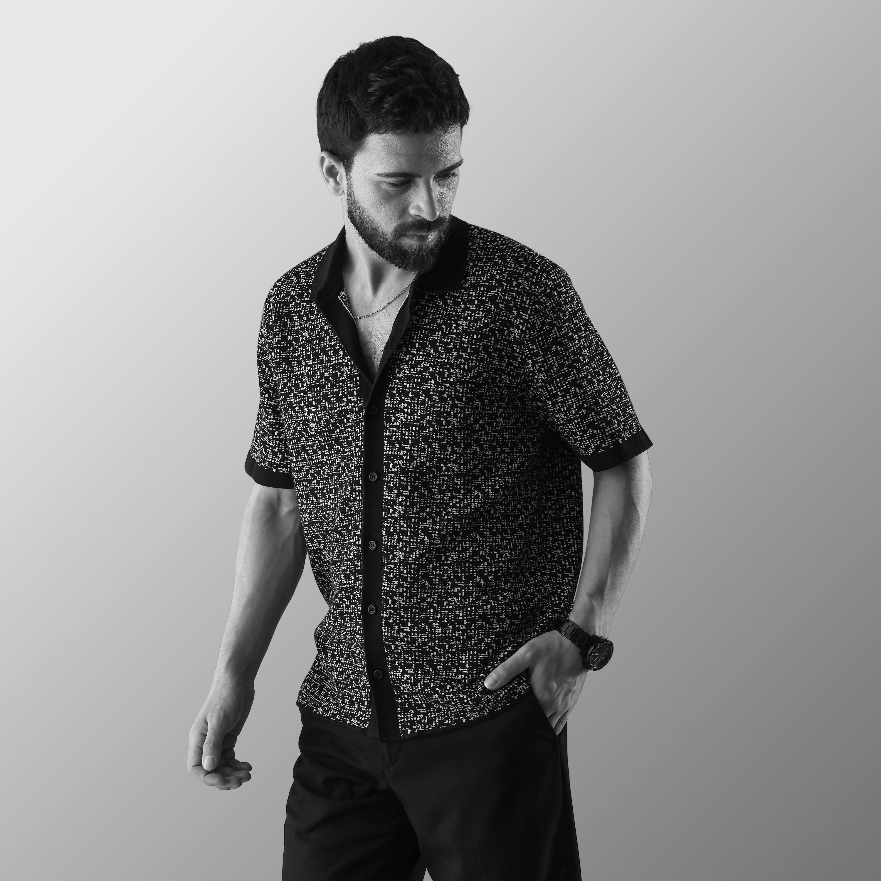 THE CHEVRON HALF-SLEEVE FLAT-KNIT BLACK SHIRT