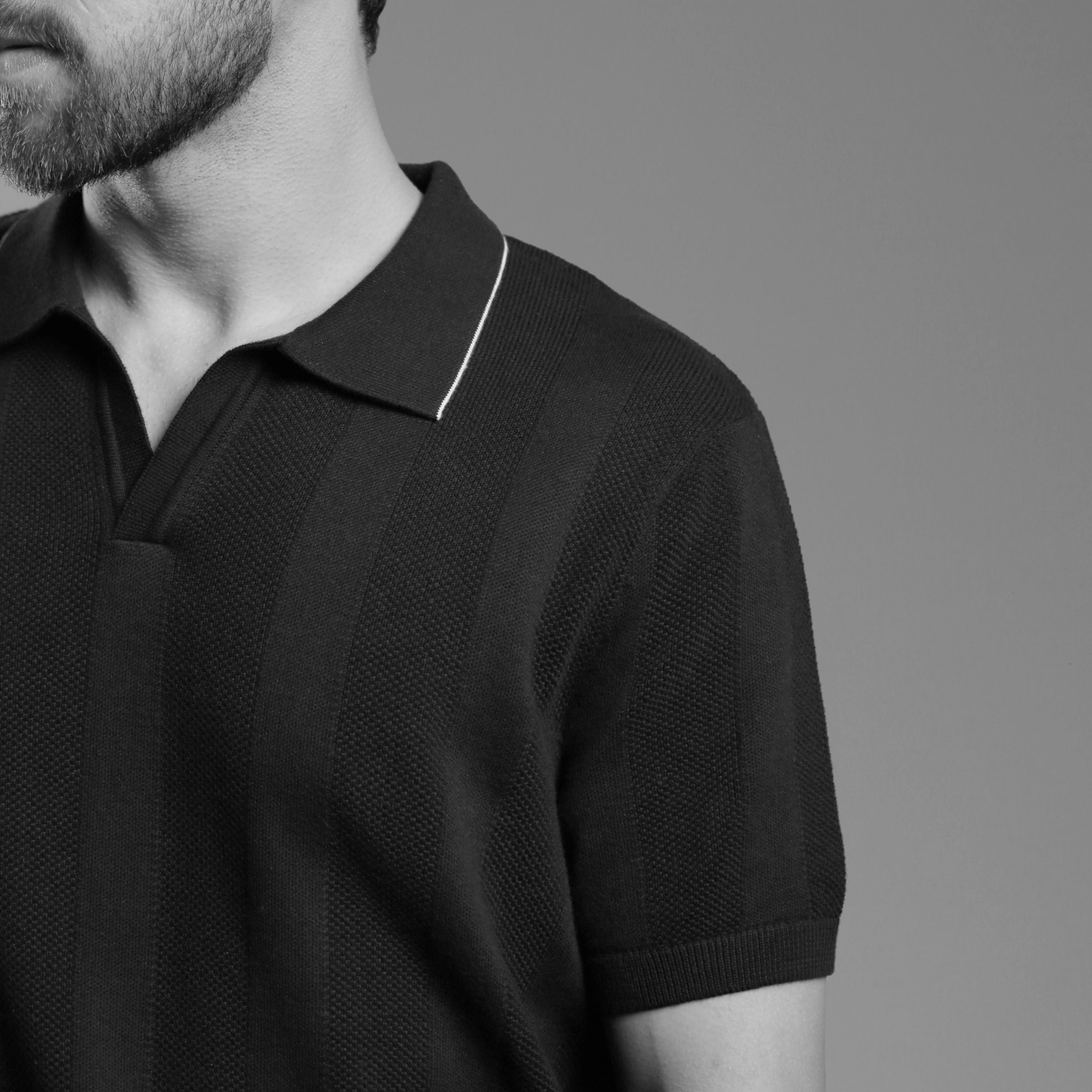 BLACK TEXTURED PINNACLE POLO WITH CONTRAST COLLAR TRIM