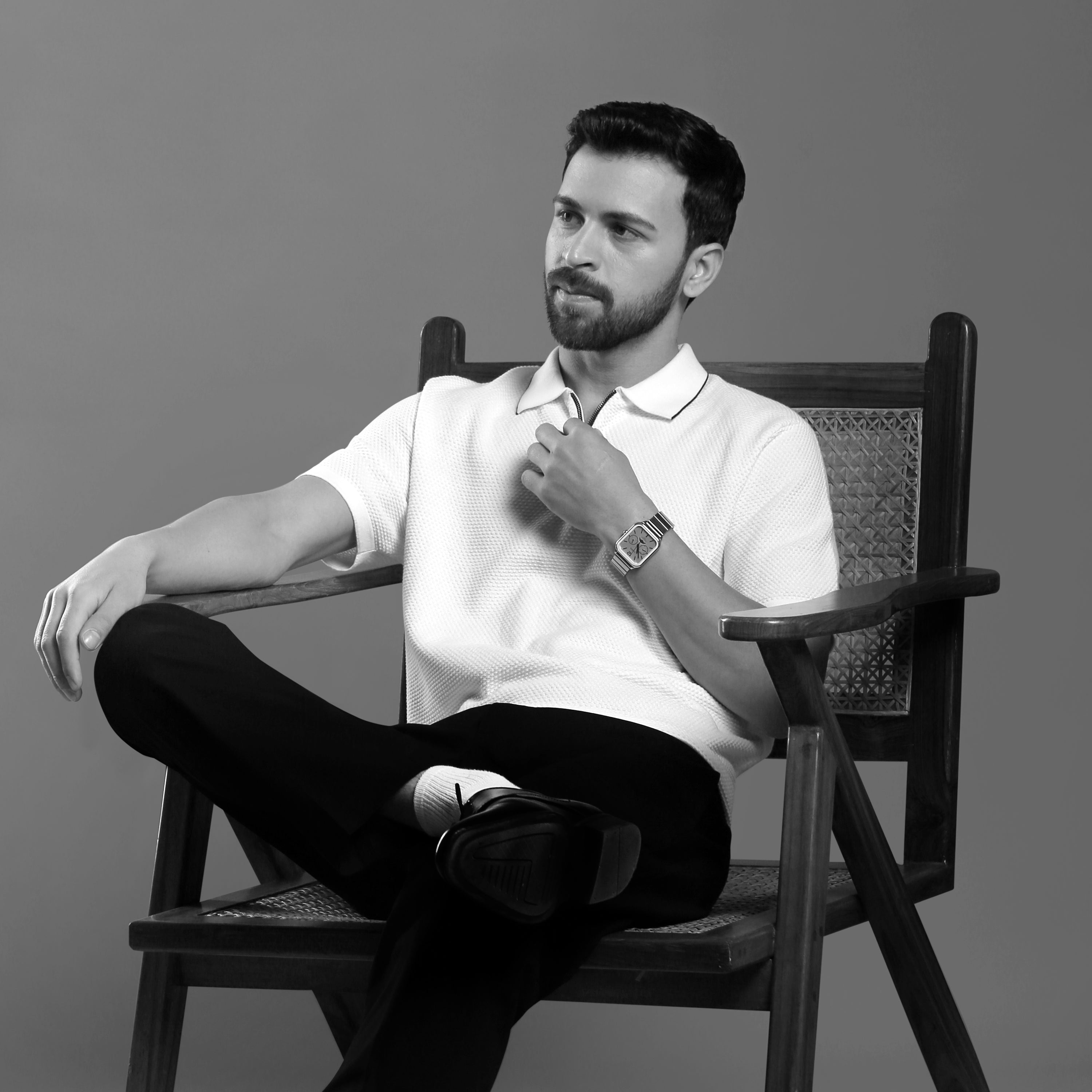 TEXTURED WHITE POLO WITH SLEEK ZIP AND CONTRAST PIPING