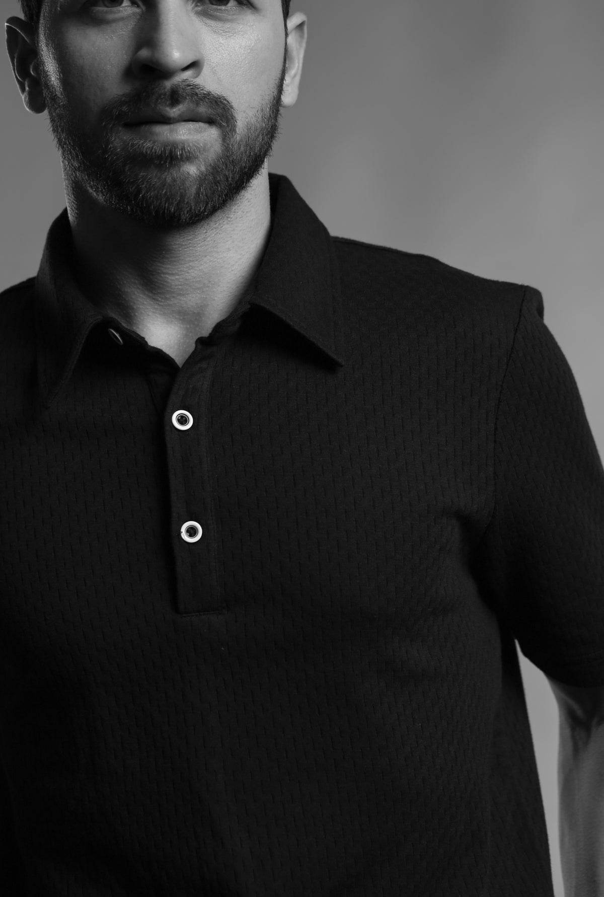 TEXTURED BLACK PERFORMANCE POLO T-SHIRT