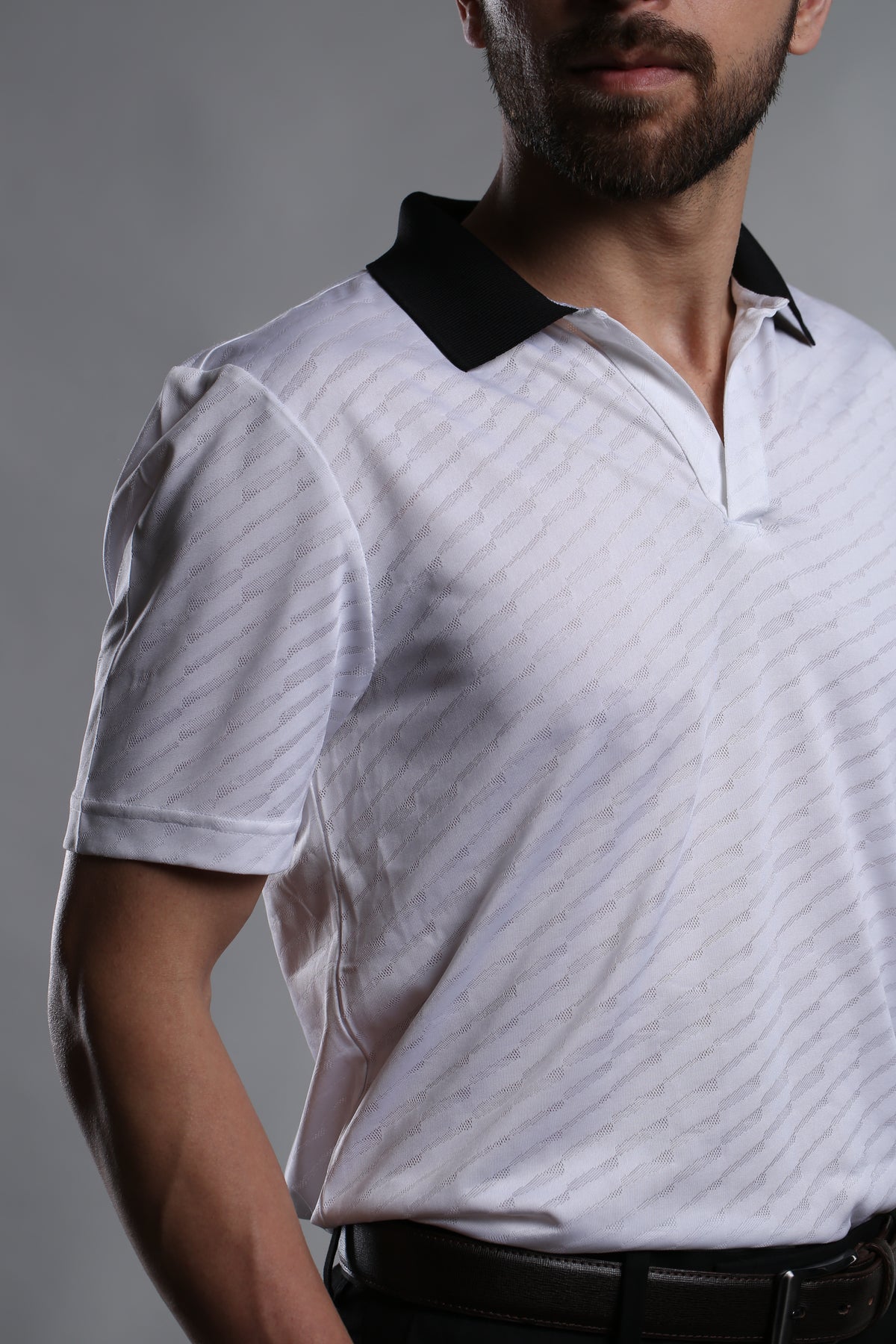 BLACK COLLAR TEXTURED PERFORMANCE SHORT-SLEEVE POLO T-SHIRT